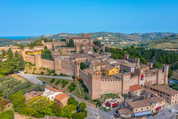 İtalya 'nın güneyindeki Castello di Gradara köyüne bakıyor..