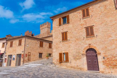 İtalyan kasabası Gradara 'da dar bir sokak..