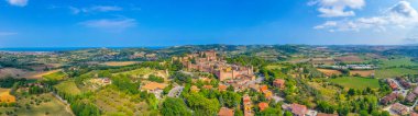 İtalyan kasabası Gradara 'nın hava manzarası.