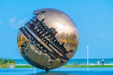 Pesaro, İtalya 'daki A. Pomodoro' nun dev küresi..