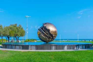 Pesaro, İtalya 'daki A. Pomodoro' nun dev küresi..