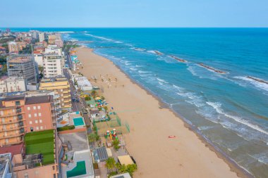 İtalyan şehri Pesaro 'daki plajın havadan görünüşü.