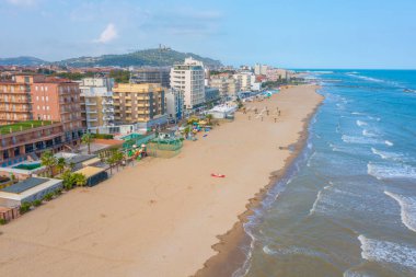 İtalyan şehri Pesaro 'daki plajın havadan görünüşü.