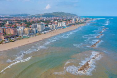 İtalyan şehri Pesaro 'daki plajın havadan görünüşü.