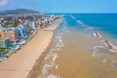 İtalyan şehri Pesaro 'daki plajın havadan görünüşü.
