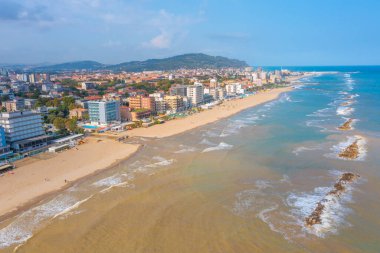 İtalyan şehri Pesaro 'daki plajın havadan görünüşü.