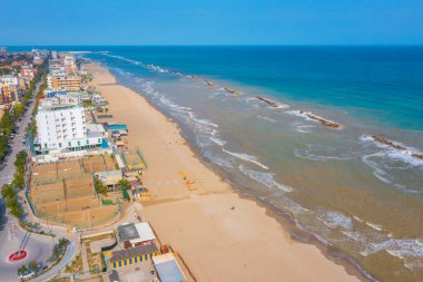 İtalyan şehri Pesaro 'daki plajın havadan görünüşü.