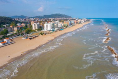 İtalyan şehri Pesaro 'daki plajın havadan görünüşü.