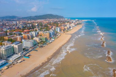 İtalyan şehri Pesaro 'daki plajın havadan görünüşü.