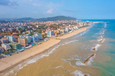 İtalyan şehri Pesaro 'daki plajın havadan görünüşü.