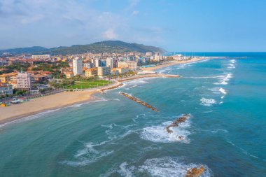 İtalyan şehri Pesaro 'daki plajın havadan görünüşü.