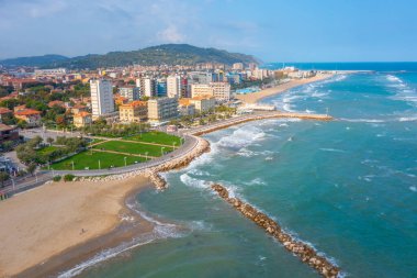 İtalyan şehri Pesaro 'daki plajın havadan görünüşü.