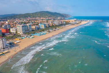 İtalyan şehri Pesaro 'daki plajın havadan görünüşü.