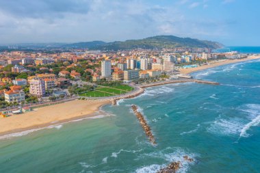 İtalyan şehri Pesaro 'daki plajın havadan görünüşü.