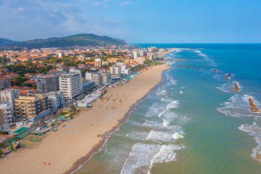 İtalyan şehri Pesaro 'daki plajın havadan görünüşü.