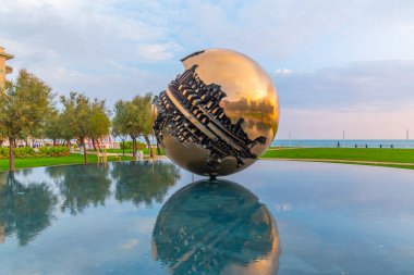 Pesaro, İtalya 'daki A. Pomodoro' nun dev küresi..