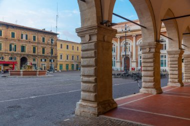 Pesaro, İtalya 'da bir atari salonunun arkasındaki Piazza del Popolo' nun gündoğumu manzarası.
