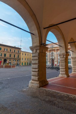 Pesaro, İtalya 'da bir atari salonunun arkasındaki Piazza del Popolo' nun gündoğumu manzarası.