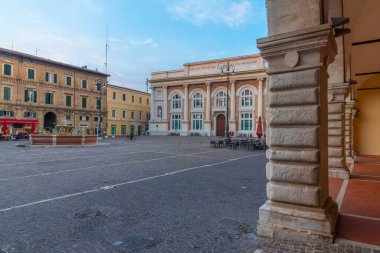 Pesaro, İtalya 'da bir atari salonunun arkasındaki Piazza del Popolo' nun gündoğumu manzarası.