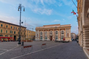 Pesaro, İtalya 'da Postane sarayı ve Neptün çeşmesiyle Piazza del Popolo' nun gündoğumu manzarası.