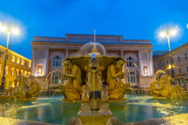 Pesaro, İtalya 'da Postane sarayı ve Neptün çeşmesiyle Piazza del Popolo' nun gündoğumu manzarası.