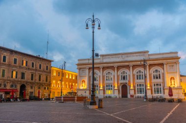 Pesaro, İtalya 'da Postane sarayı ve Neptün çeşmesiyle Piazza del Popolo' nun gündoğumu manzarası.