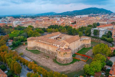 Pesaro, İtalya 'daki Sforza Kalesi' nin havadan görünüşü.