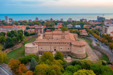 Pesaro, İtalya 'daki Sforza Kalesi' nin havadan görünüşü.