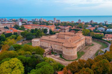 Pesaro, İtalya 'daki Sforza Kalesi' nin havadan görünüşü.
