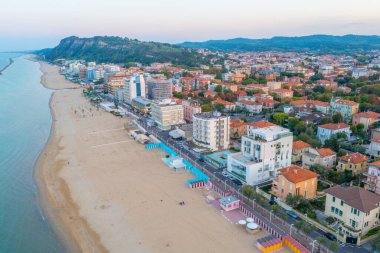 İtalyan şehri Pesaro 'daki plajın günbatımı manzarası.