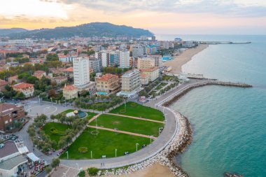 İtalyan şehri Pesaro 'daki plajın günbatımı manzarası.