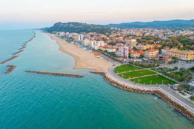 İtalyan şehri Pesaro 'daki plajın günbatımı manzarası.