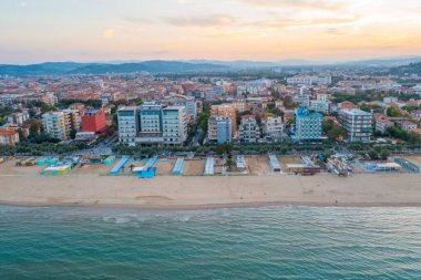 İtalyan şehri Pesaro 'daki plajın günbatımı manzarası.