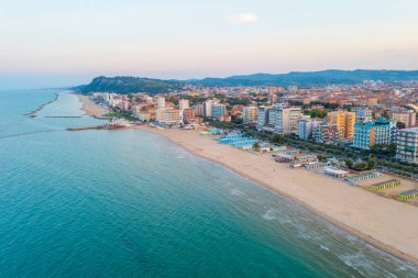 İtalyan şehri Pesaro 'daki plajın günbatımı manzarası.