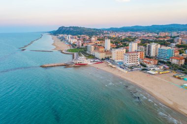 İtalyan şehri Pesaro 'daki plajın günbatımı manzarası.