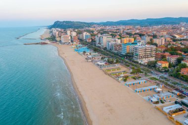 İtalyan şehri Pesaro 'daki plajın günbatımı manzarası.