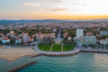 İtalyan şehri Pesaro 'daki plajın günbatımı manzarası.