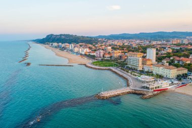 İtalyan şehri Pesaro 'daki plajın günbatımı manzarası.