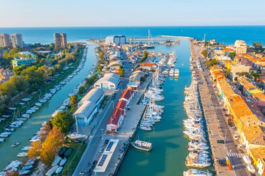 İtalyan kenti Pesaro 'daki marina manzarası.