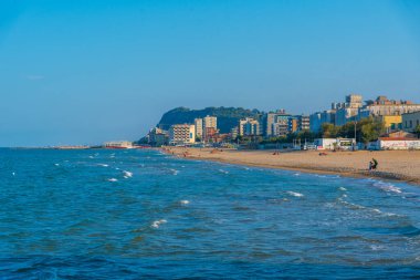 İtalyan kenti Pesaro 'nun deniz manzarası.