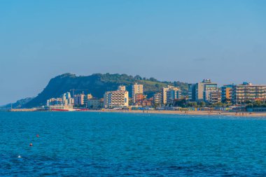 İtalyan kenti Pesaro 'nun deniz manzarası.