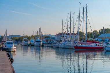 İtalyan kenti Pesaro 'daki marina manzarası.