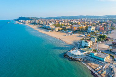 İtalyan şehri Pesaro 'daki plajın havadan görünüşü.