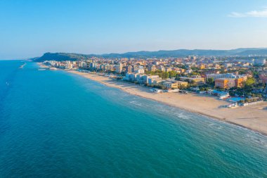 İtalyan şehri Pesaro 'daki plajın havadan görünüşü.