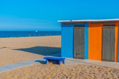 Pesaro, İtalya 'da bir plajda renkli soyunma odaları.