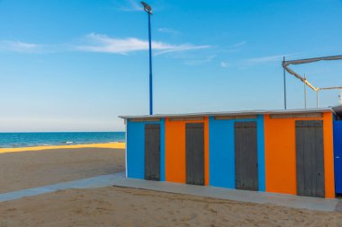 Pesaro, İtalya 'da bir plajda renkli soyunma odaları.