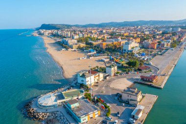 İtalyan şehri Pesaro 'daki plajın havadan görünüşü.