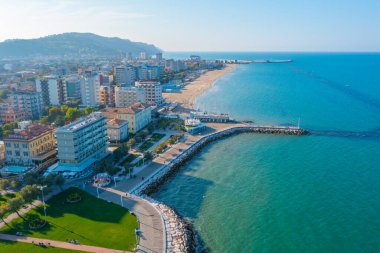 İtalyan şehri Pesaro 'daki plajın havadan görünüşü.