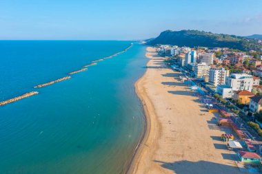 İtalyan şehri Pesaro 'daki plajın havadan görünüşü.