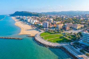 İtalyan şehri Pesaro 'daki plajın havadan görünüşü.